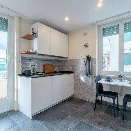 Sturla Roomy Flat With Balcony & Seaview