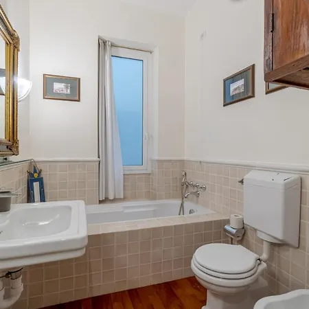 Sturla Roomy Flat With Balcony & Seaview 아파트 *