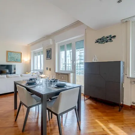 아파트 Sturla Roomy Flat With Balcony & Seaview