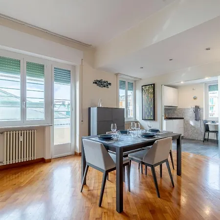 Sturla Roomy Flat With Balcony & Seaview *