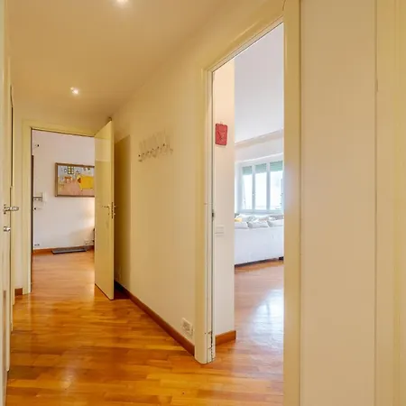 Sturla Roomy Flat With Balcony & Seaview *